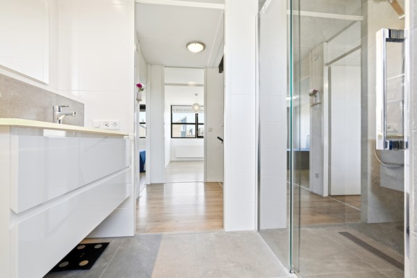 Bathroom 1.jpg